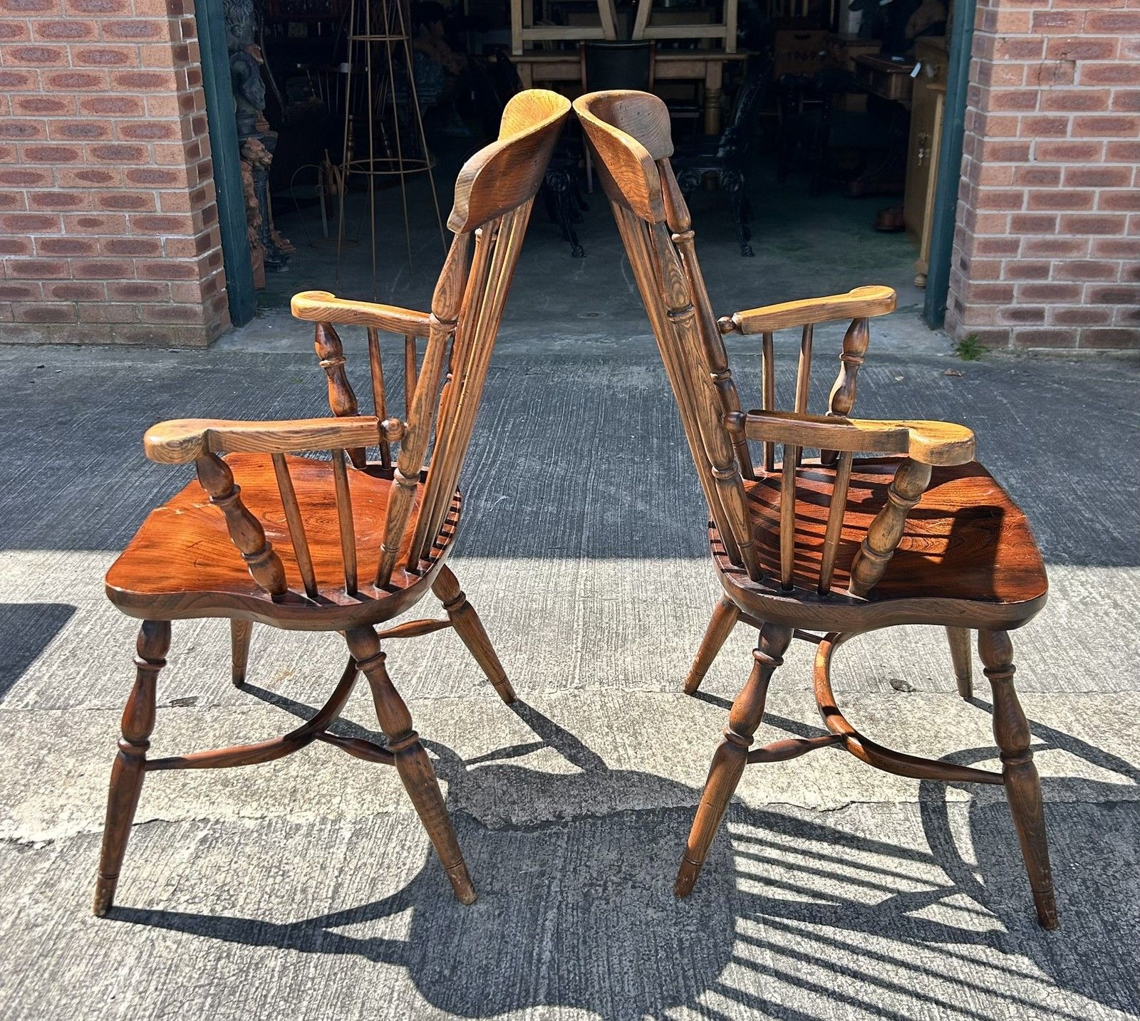 photo vinterior Vintage Pair Of Oak & Elm Comb Back Windsor Chairs Crinoline Stretcher Armchairs