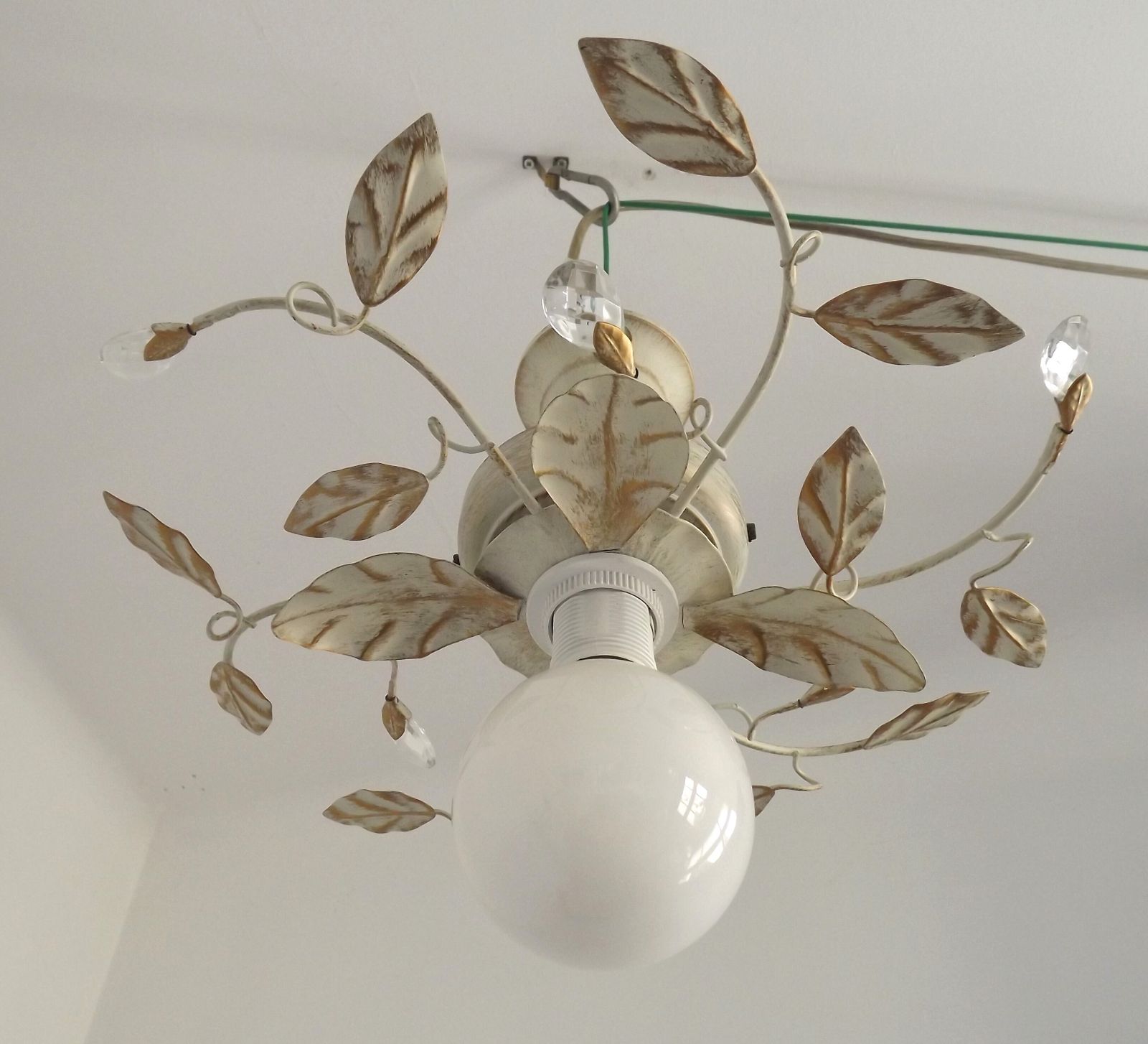 Plafonnier semi-encastré vintage en tôle peinte, feuilles crème et dorées, cristaux et perles de verre photo buy