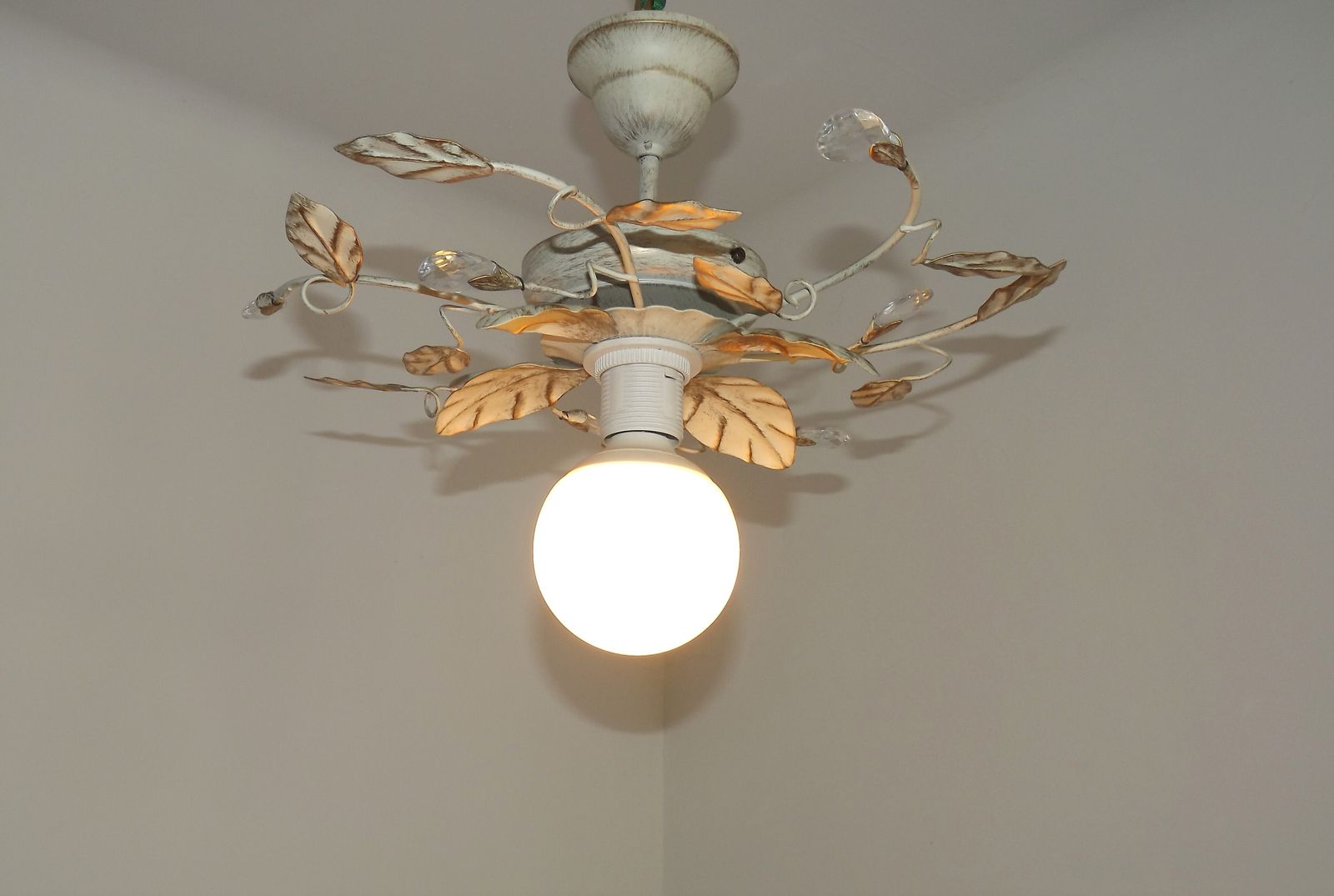 Plafonnier semi-encastré vintage en tôle peinte, feuilles crème et dorées, cristaux et perles de verre photo Luminaires