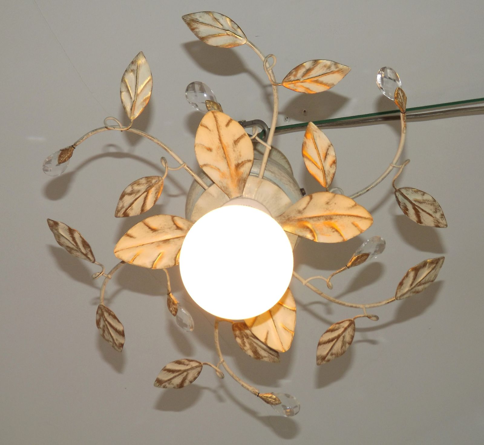 Luminaires Plafonnier semi-encastré vintage en tôle peinte, feuilles crème et dorées, cristaux et perles de verre photo