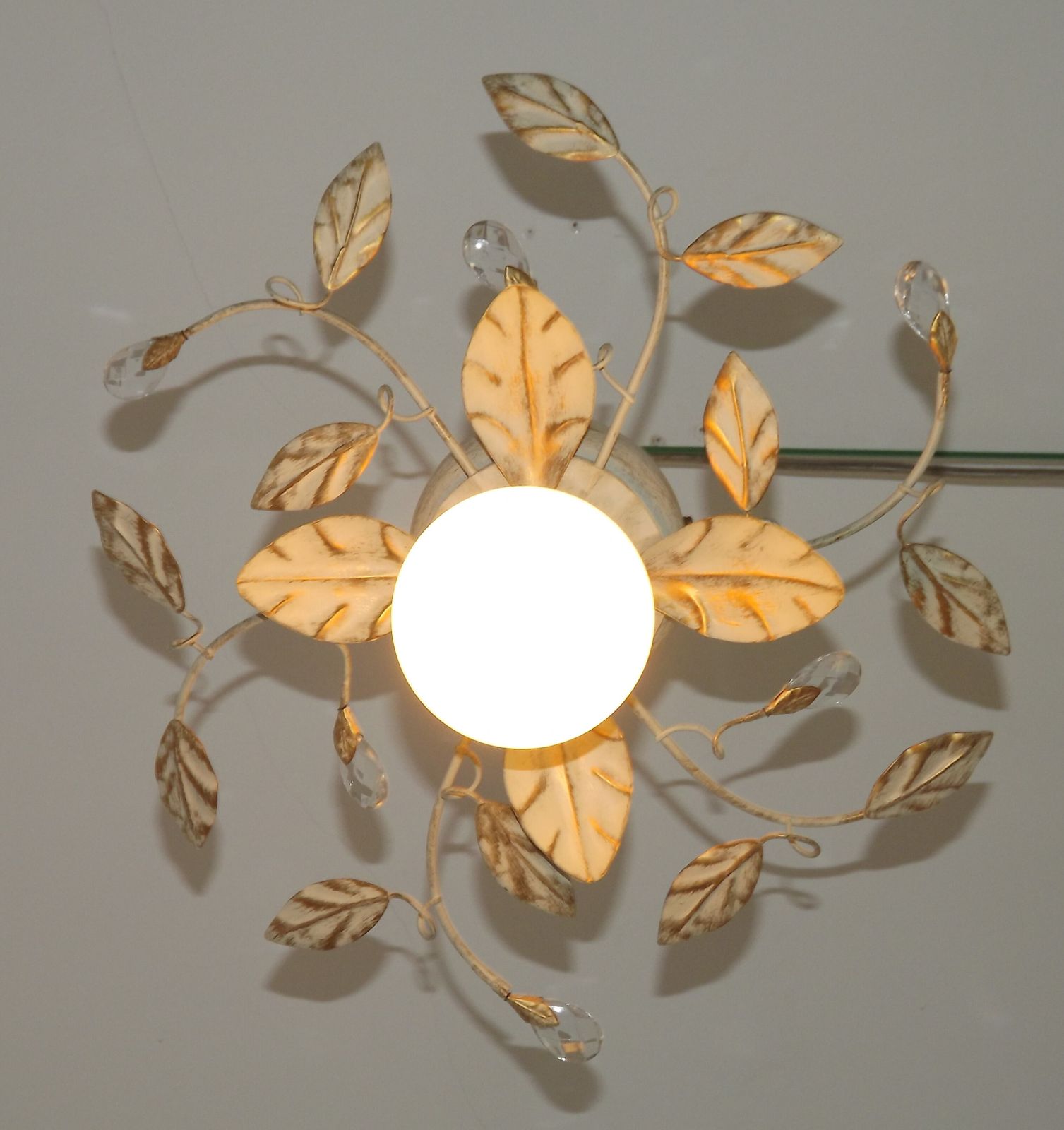 90.0 Plafonnier semi-encastré vintage en tôle peinte, feuilles crème et dorées, cristaux et perles de verre photo
