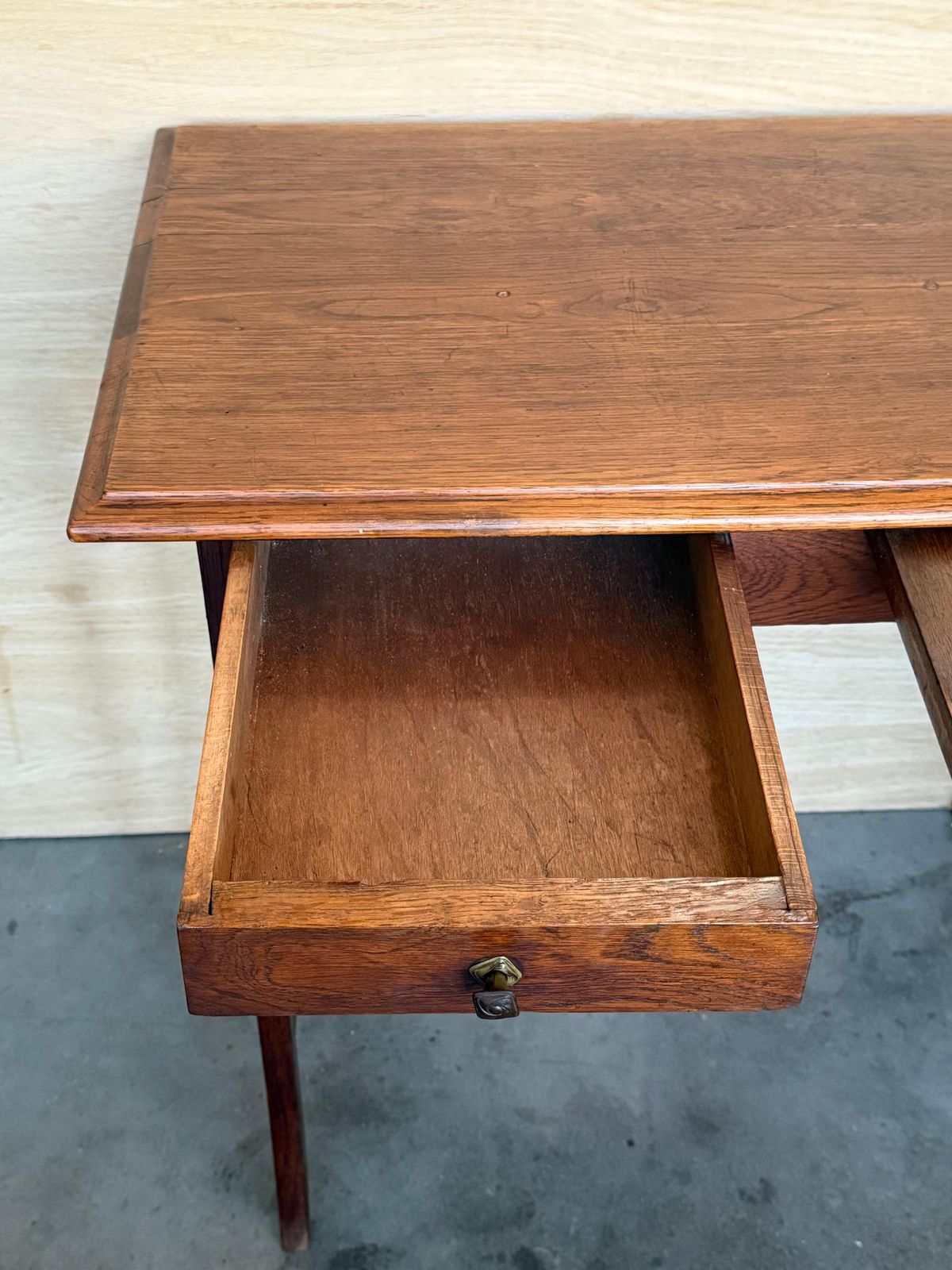 photo vinterior Table d'appoint baroque espagnole en noyer foncé avec tiroir, restaurée