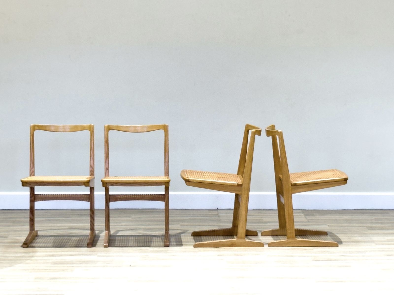 Mid Century Elm Circular Dining Table & 4 Rattan Chairs – Original 1960s Set photo vinterior