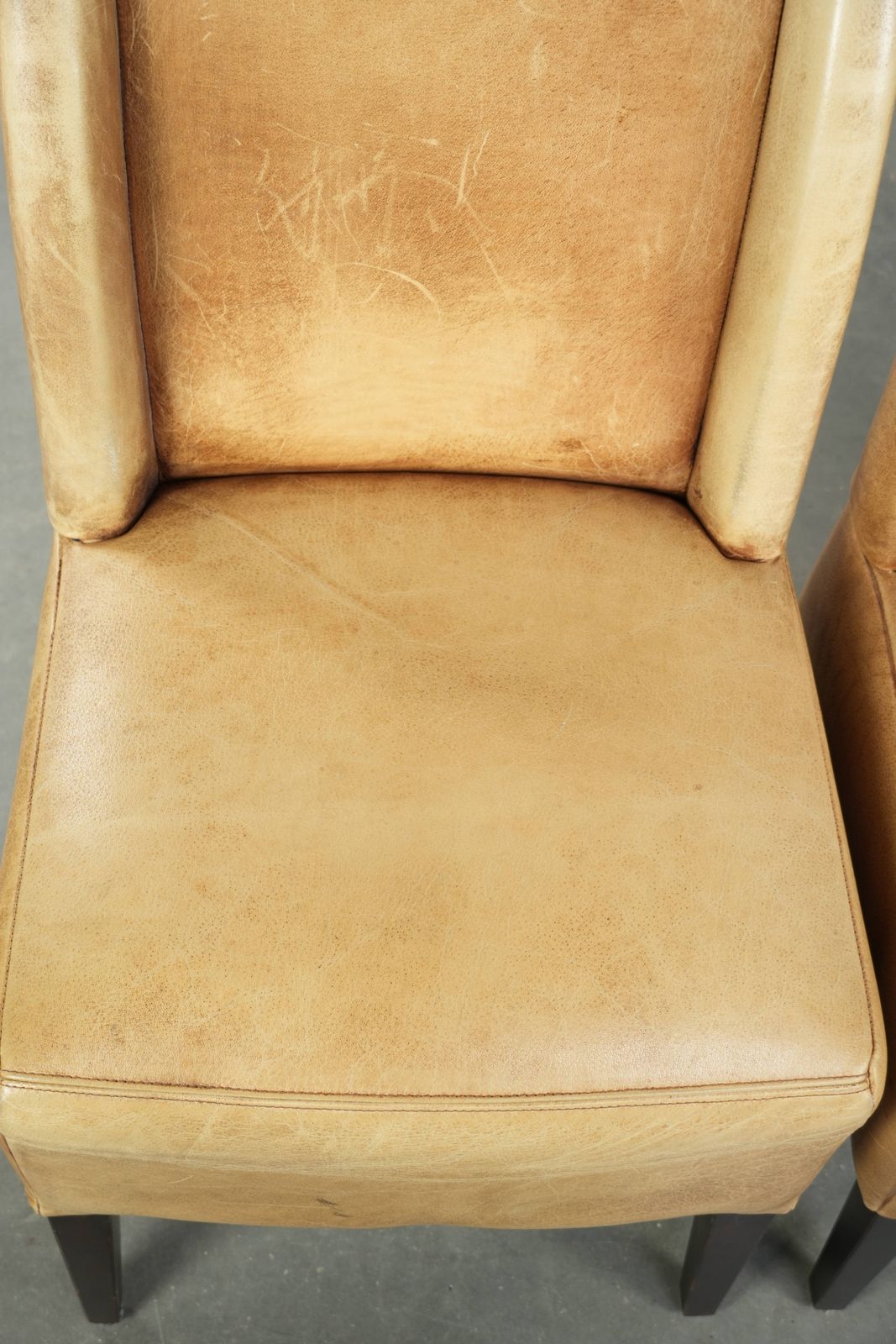 Set Van Zes Koeienhuid Leren Eetkamerstoelen Met Lichte Kleur, Comfortabele Zitting En Hoge Rugleuning photo vinterior