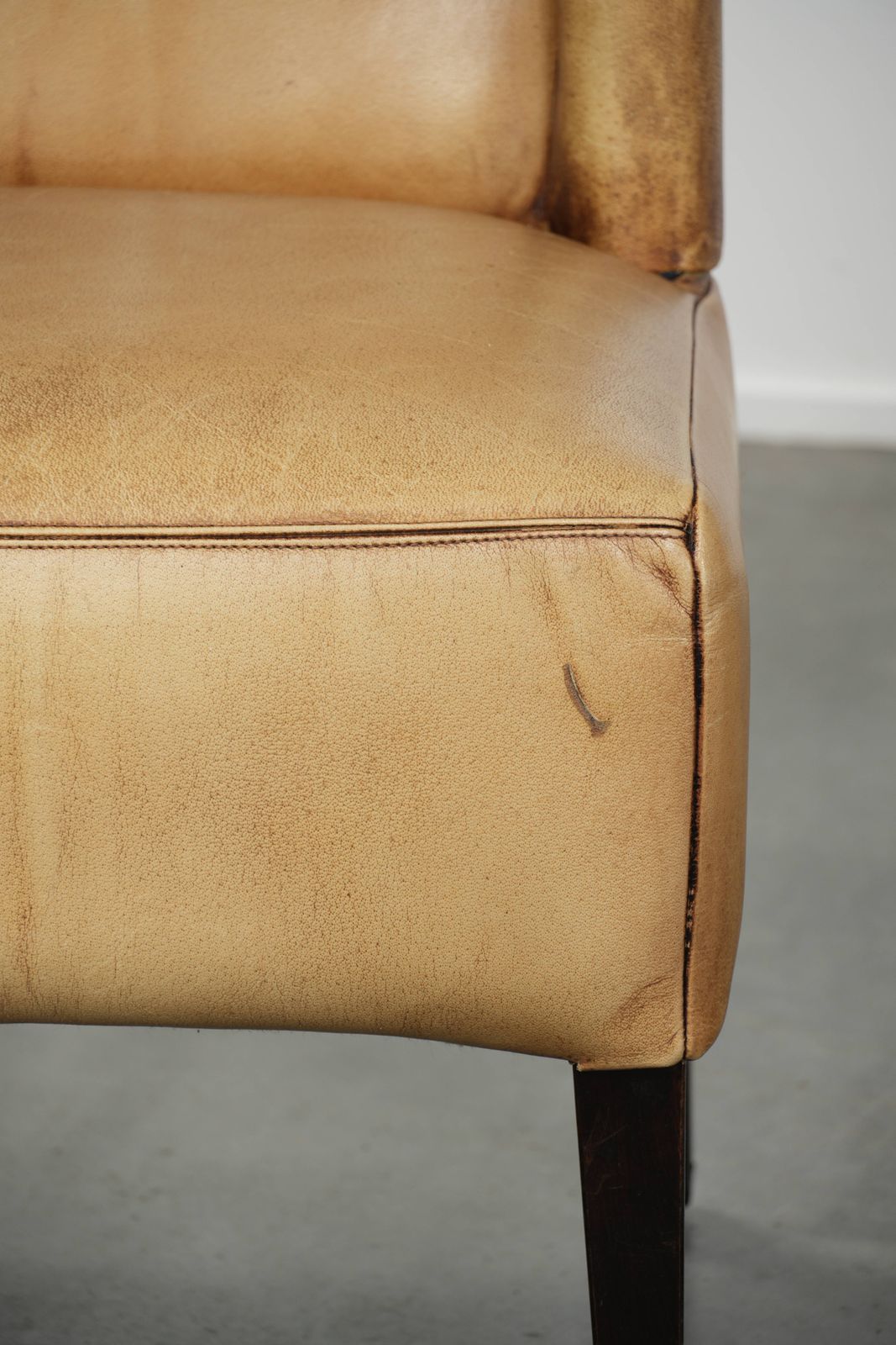 photo vinterior Luxury Set Of Four Cowhide Leather Dining Chairs With A Beautiful Light Color, Comfortable Seat, And A High Back