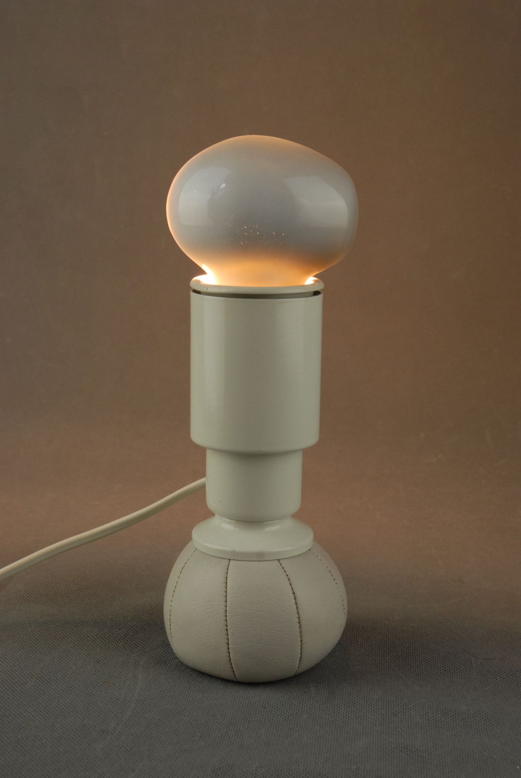 photo for sale First Edition Model 600c Table Lamp By Gino Sarfatti For Arteluce, 1960s