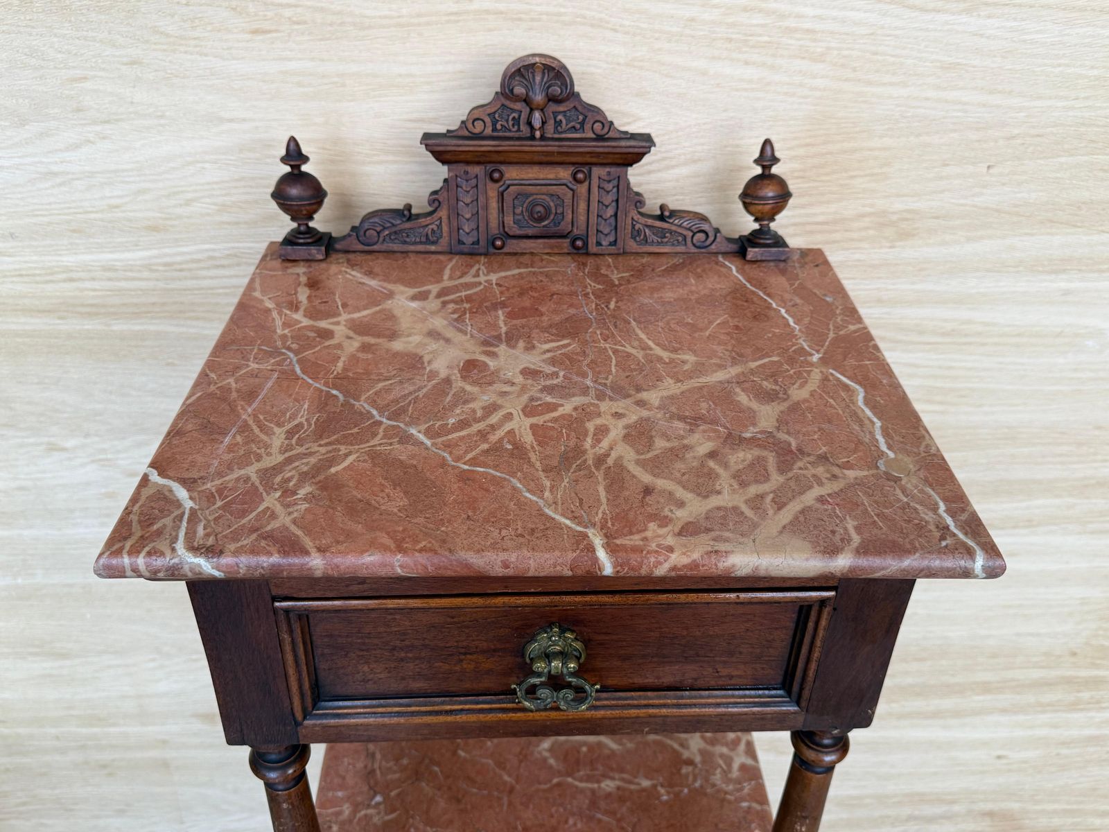 photo furniture Table de nuit Louis XVI en noyer, plateau en marbre, XIXe siècle, France