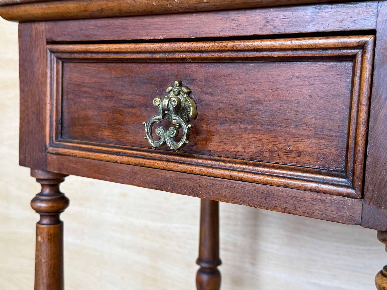Mobilier Table de nuit Louis XVI en noyer, plateau en marbre, XIXe siècle, France photo