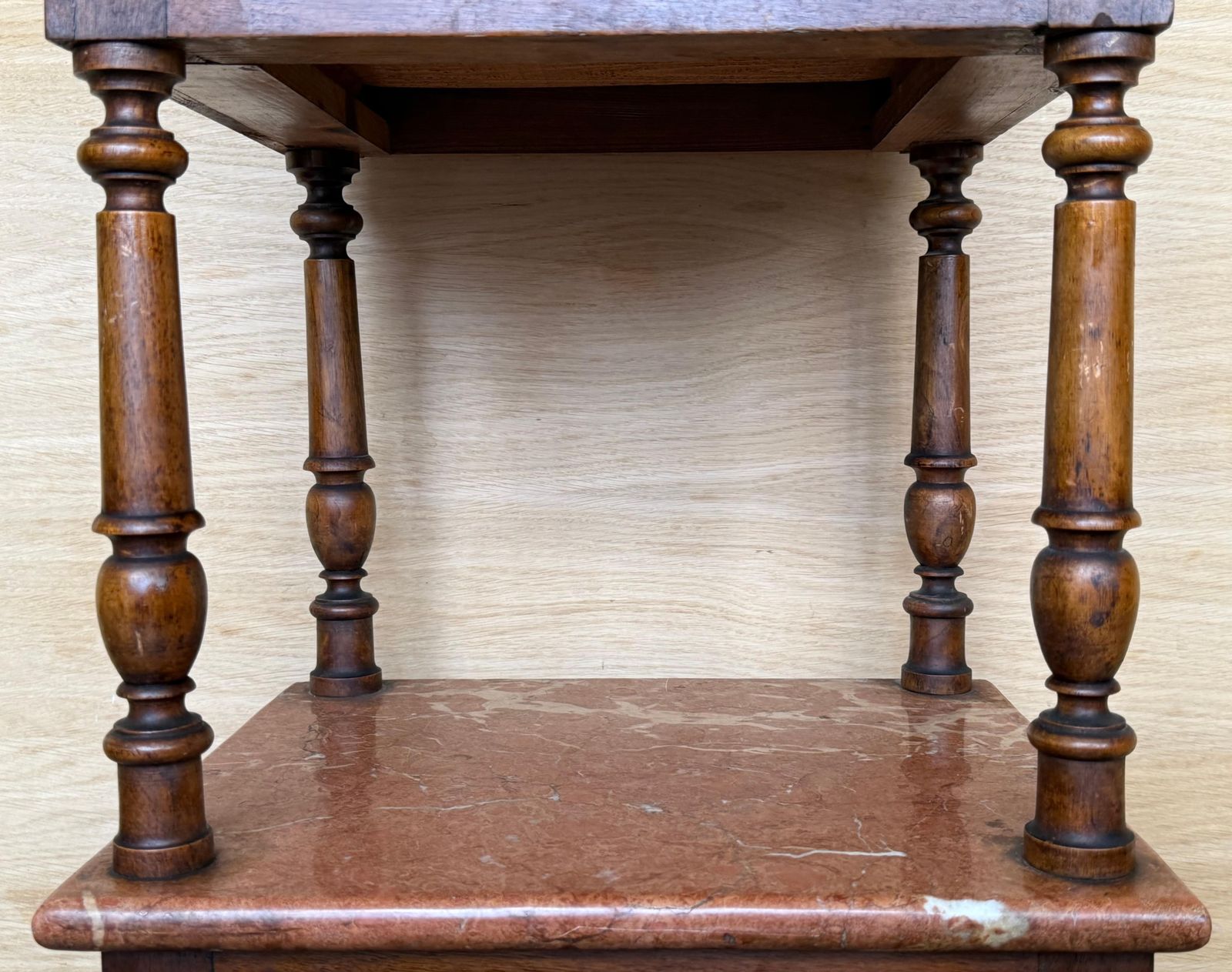 photo vinterior Table de nuit Louis XVI en noyer, plateau en marbre, XIXe siècle, France
