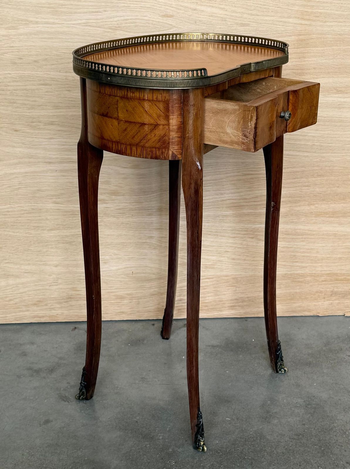 Paire de tables de chevet françaises en rognon de style Louis XVI, vers 1910 photo vinterior