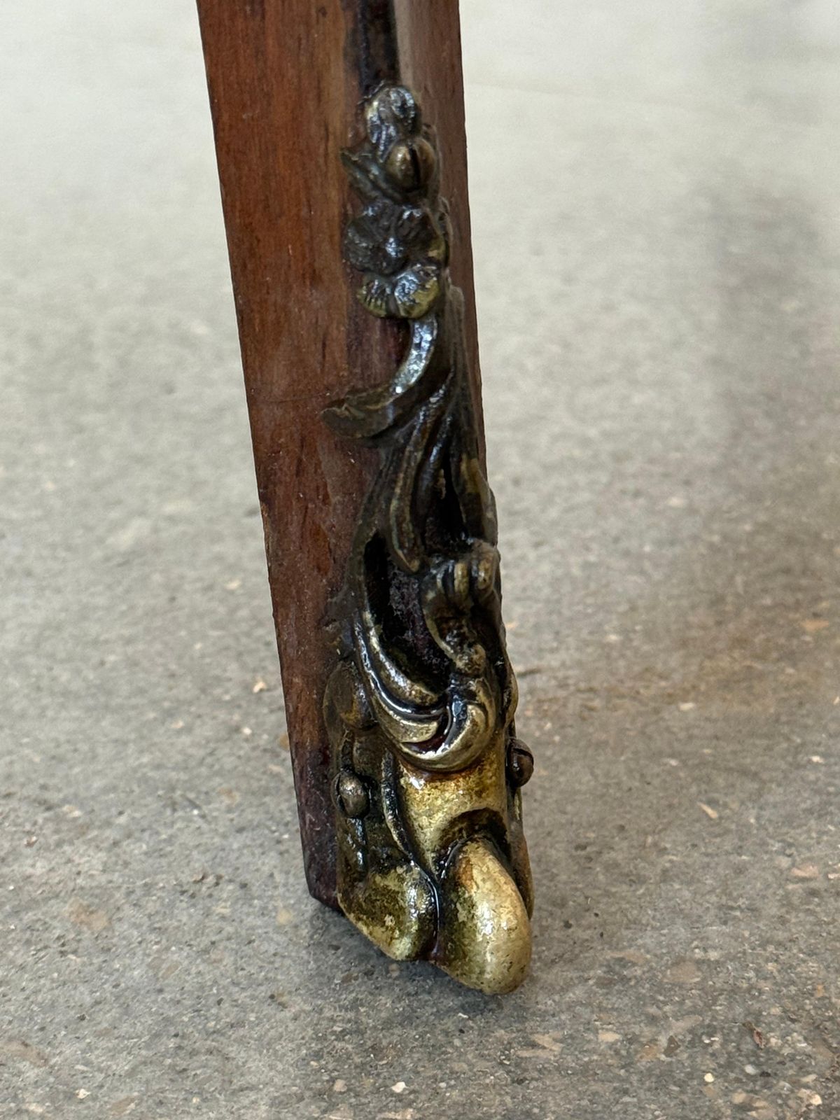 1990.0 Paire de tables de chevet françaises en rognon de style Louis XVI, vers 1910 photo