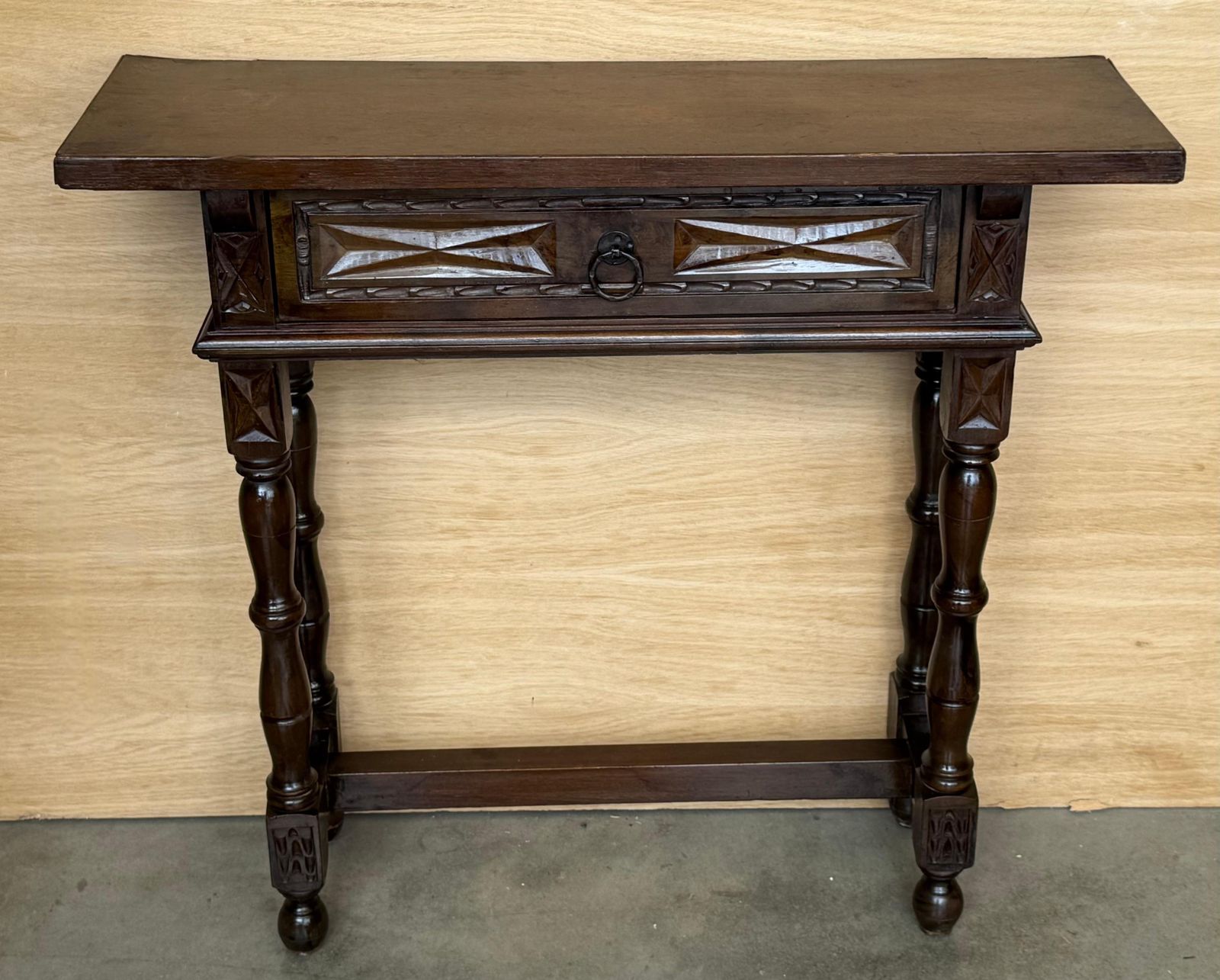 Console catalane en noyer sculpté avec tiroir, début du XXe siècle photo furniture