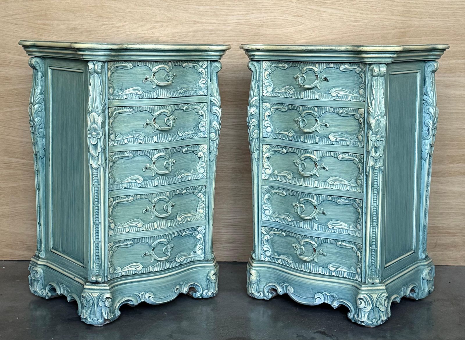 Vous souhaitez d'autres photos ou vidéos ? Contactez le vendeur pour en faire la demande. Contacter le vendeur  Paire de tables de chevet en bois massif sculpté turquoise à cinq tir photo for sale
