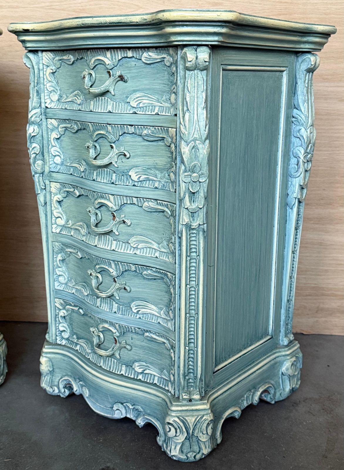 Vous souhaitez d'autres photos ou vidéos ? Contactez le vendeur pour en faire la demande. Contacter le vendeur  Paire de tables de chevet en bois massif sculpté turquoise à cinq tir photo Mobilier