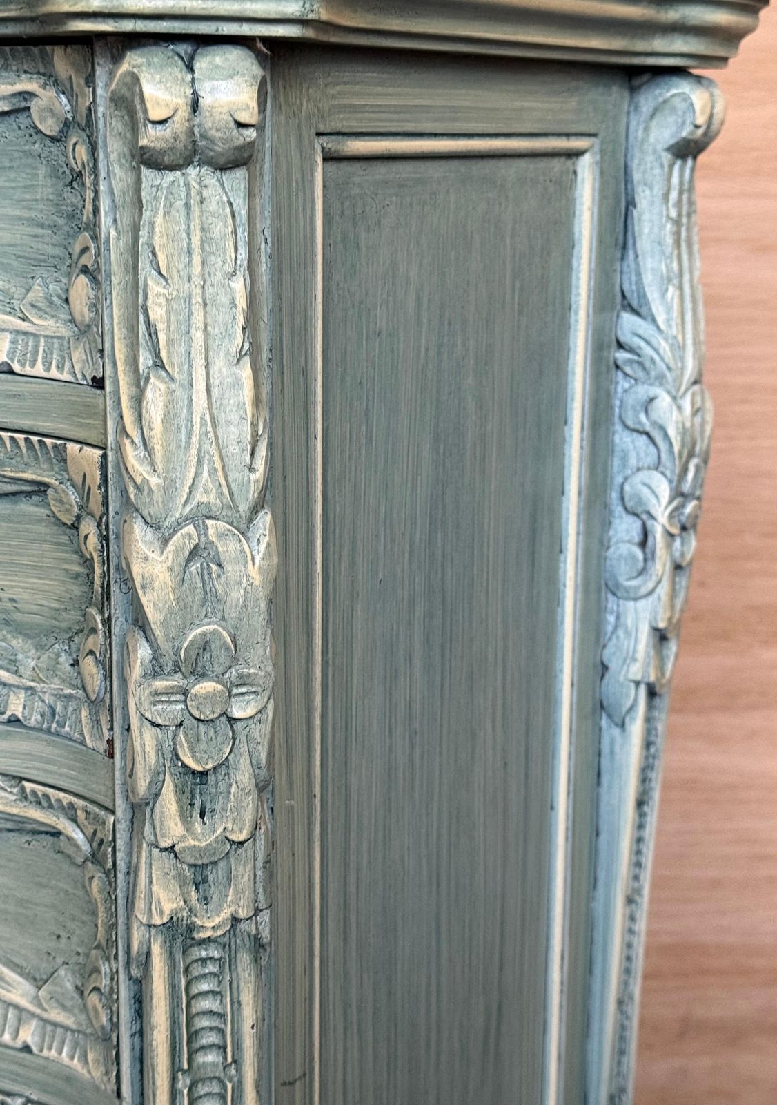 Mobilier Vous souhaitez d'autres photos ou vidéos ? Contactez le vendeur pour en faire la demande. Contacter le vendeur  Paire de tables de chevet en bois massif sculpté turquoise à cinq tir photo