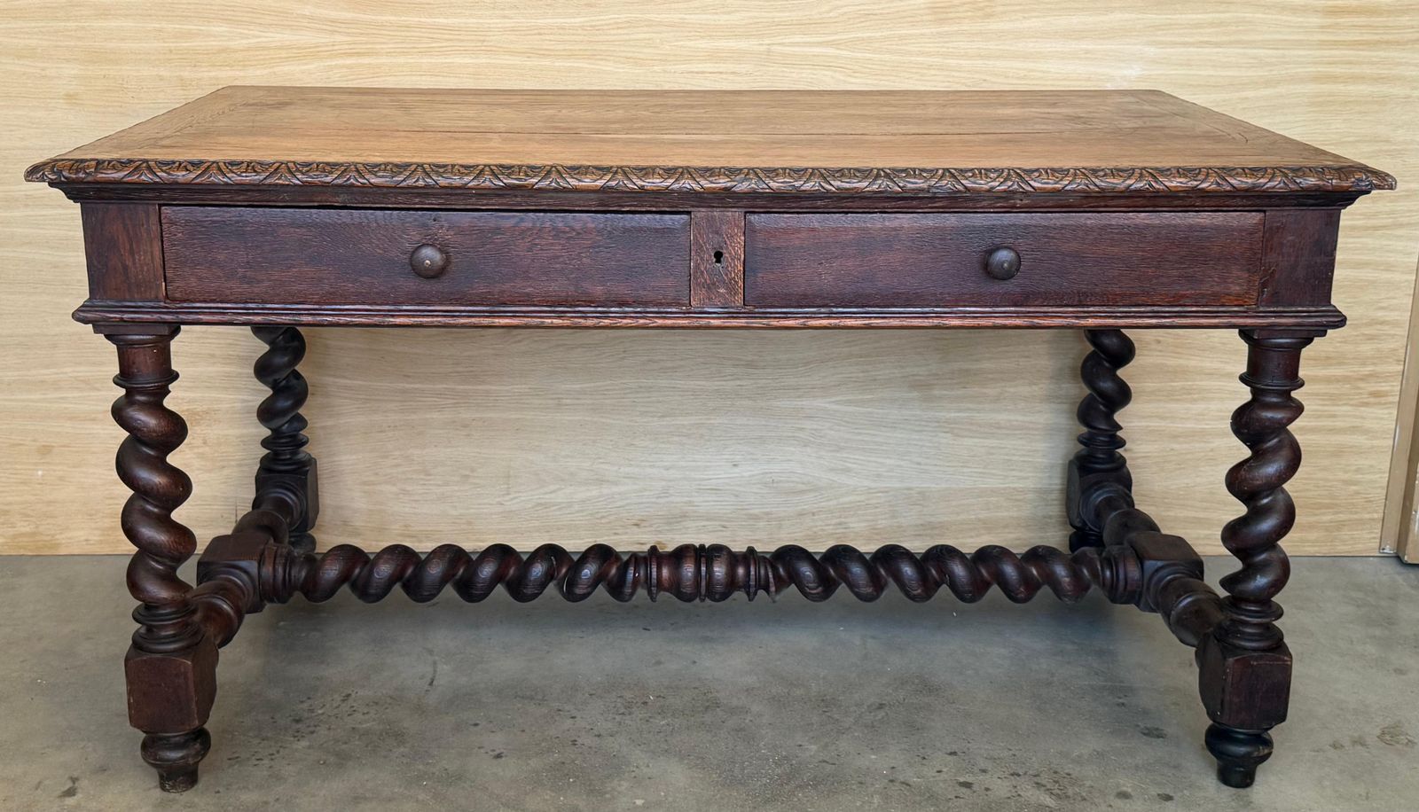 Bureau ou console espagnol en noyer, XIXe siècle, deux tiroirs, pieds salomoniques photo for sale