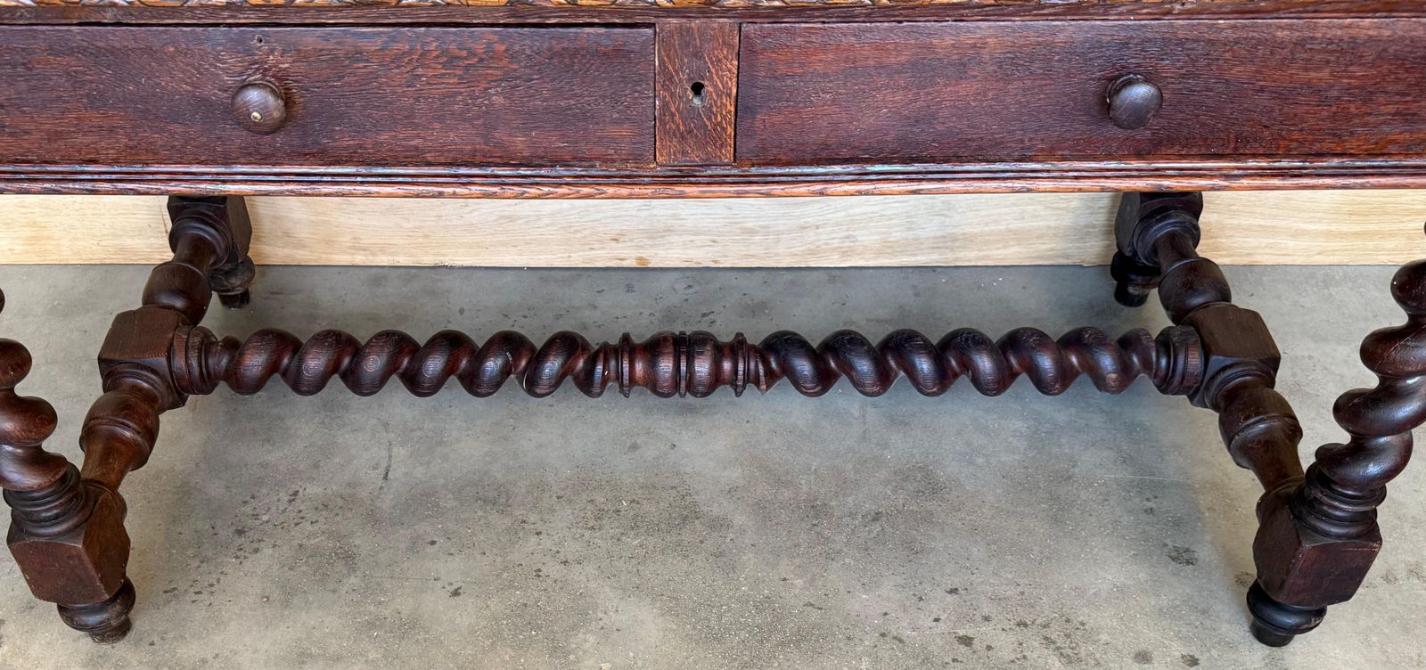 photo for sale Bureau ou console espagnol en noyer, XIXe siècle, deux tiroirs, pieds salomoniques