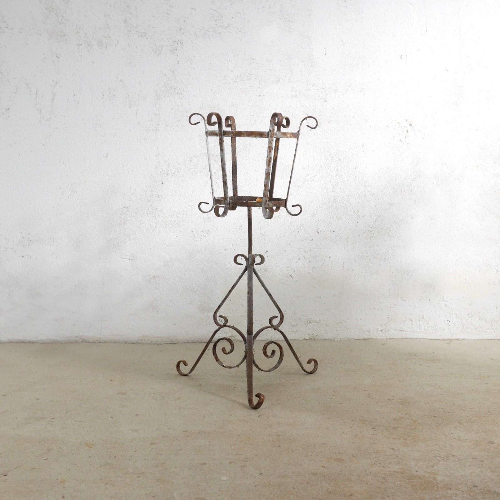 Mid Century Vintage Rusty Well Aged Wrought Iron Plant Planter Stand #103165