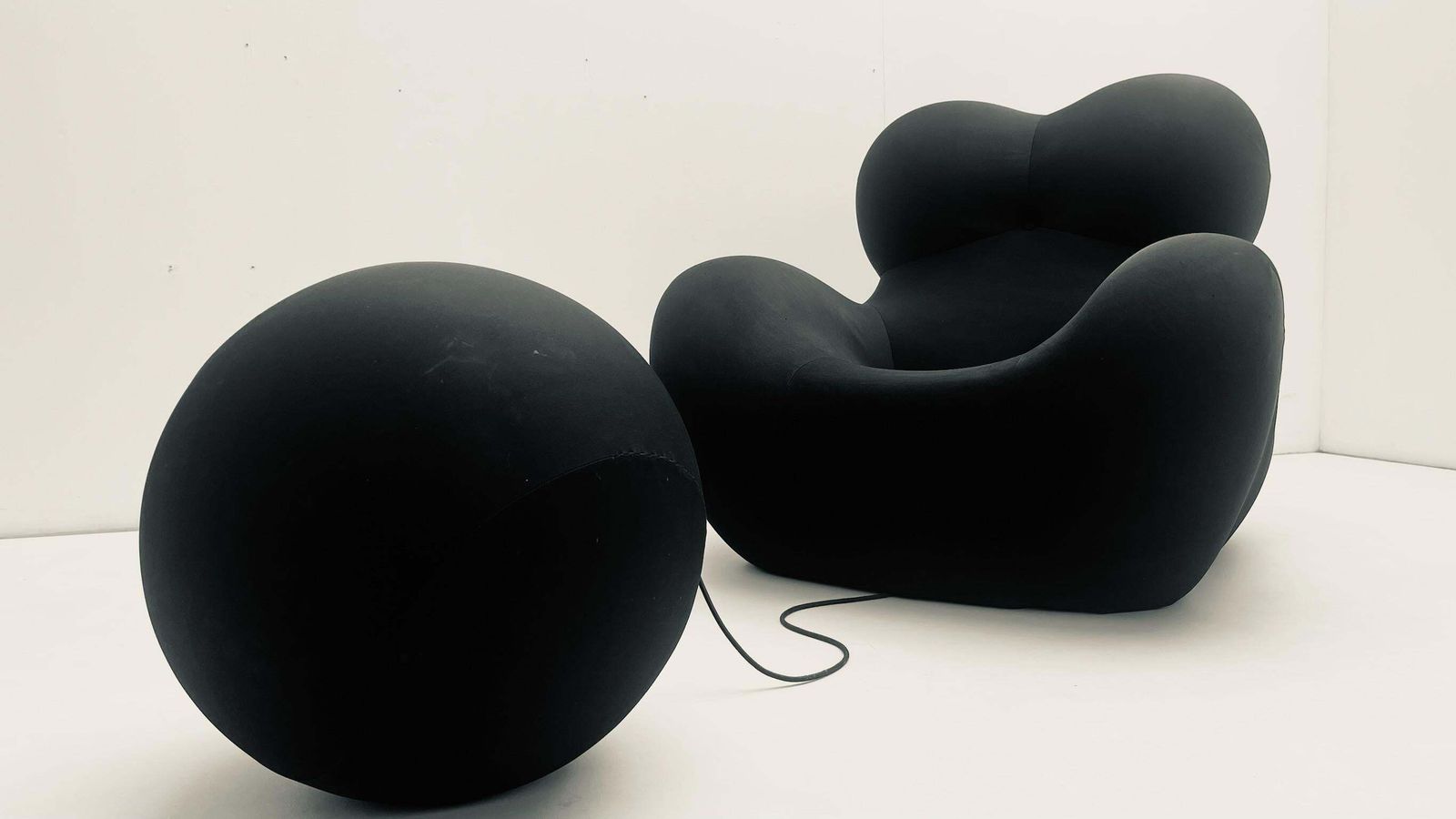Up5&6 "La Mamma" By Gaetano Pesce Designed In 1969 photo Furniture