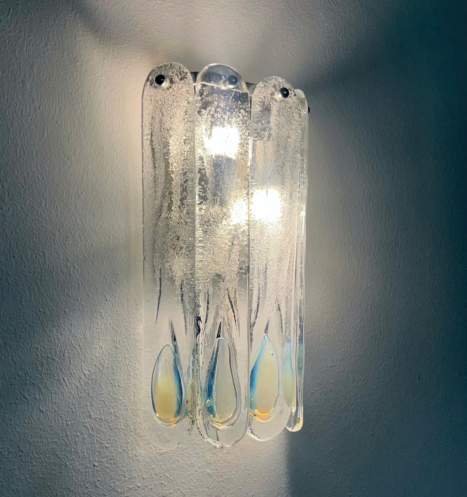 photo vintage Italian Midcentury Set Of Three Iridescent White Wall Sconces By Mazzega, 1970s