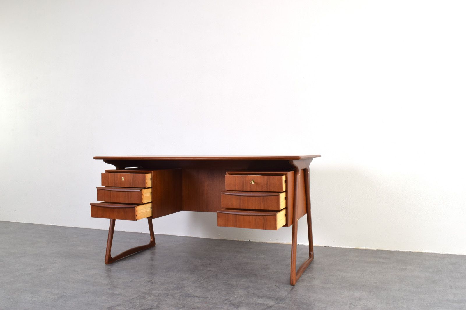 photo vinterior Mid Century Danish Teak Executive Desk By Svend åge Madsen For H.P. Hansen, 1960s.