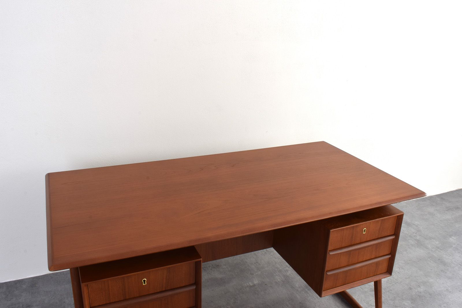 photo vintage Mid Century Danish Teak Executive Desk By Svend åge Madsen For H.P. Hansen, 1960s.