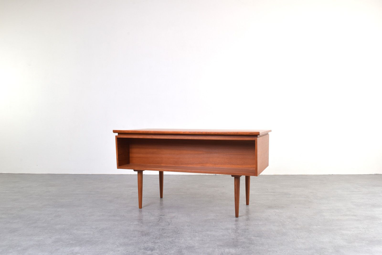 Mid Century Danish Teak Executive Desk, 1960s. photo vinterior