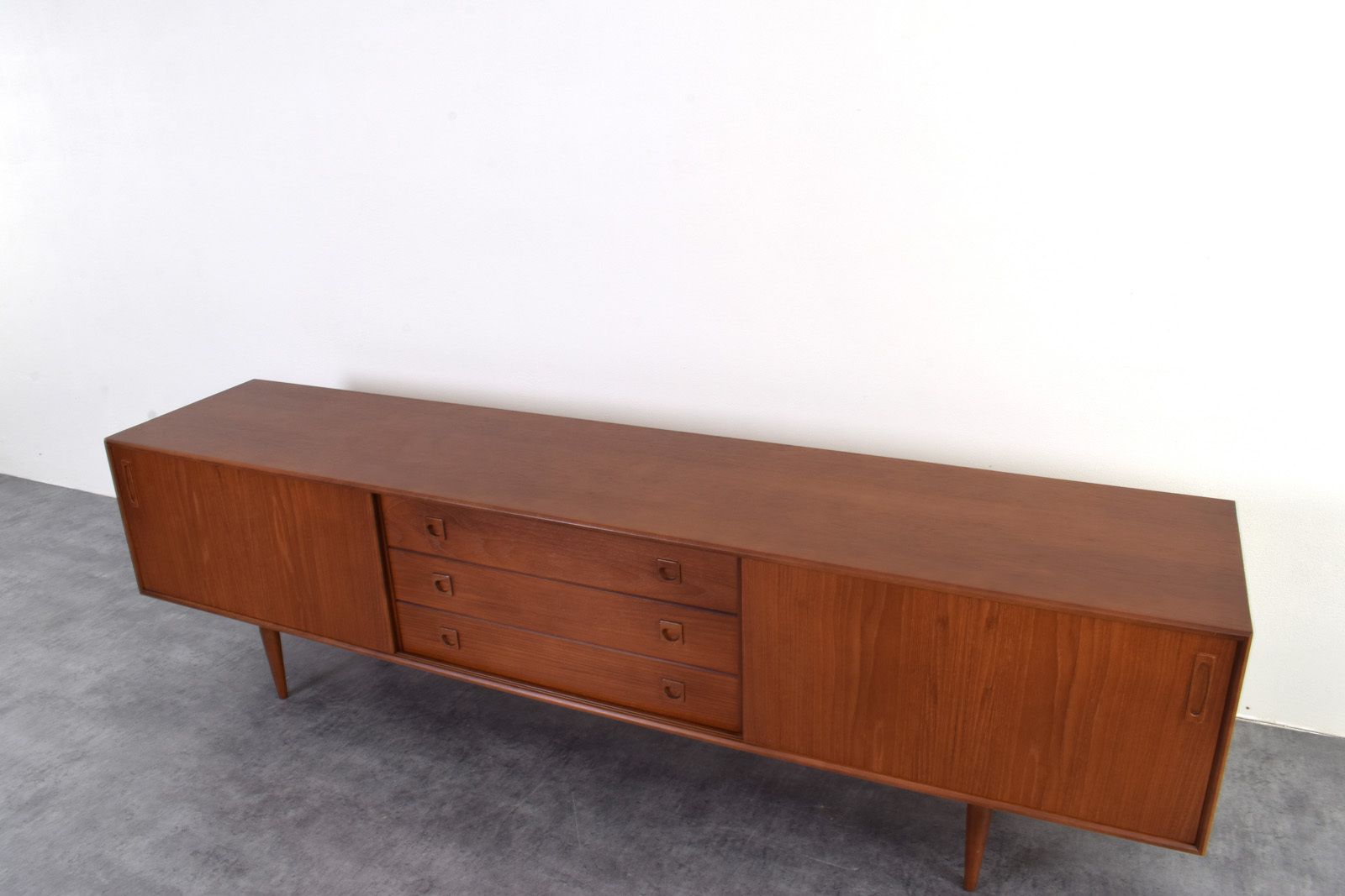 photo vinterior Mid Century Danish Teak Sideboard