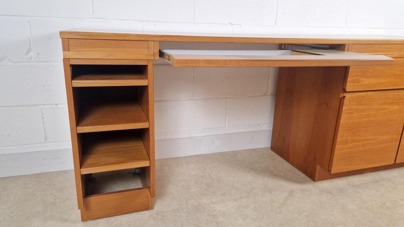photo furniture Robert Heritage For Beaver & Tapley Model 33 Vintage Mid Century 1970s Office Desk