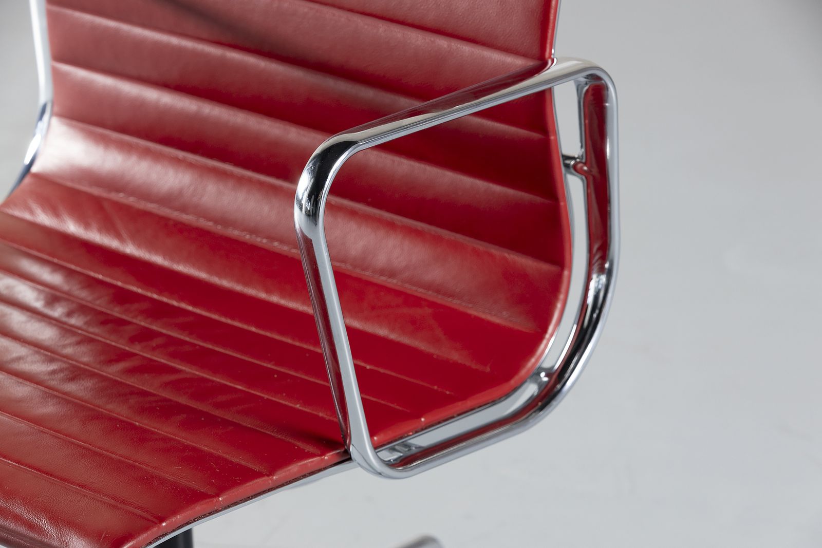 Sale !  Vitra Aluminum Chair Ea 108 In Red Leather By  Charles And Ray Eames, Germany, 1990's photo vintage
