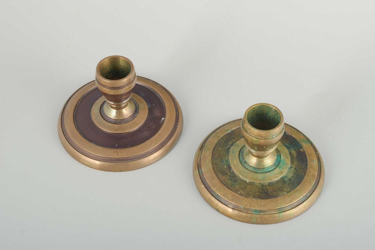 Cawa, Danemark. Deux bougeoirs en laiton massif à base circulaire. Style Art déco. photo furniture