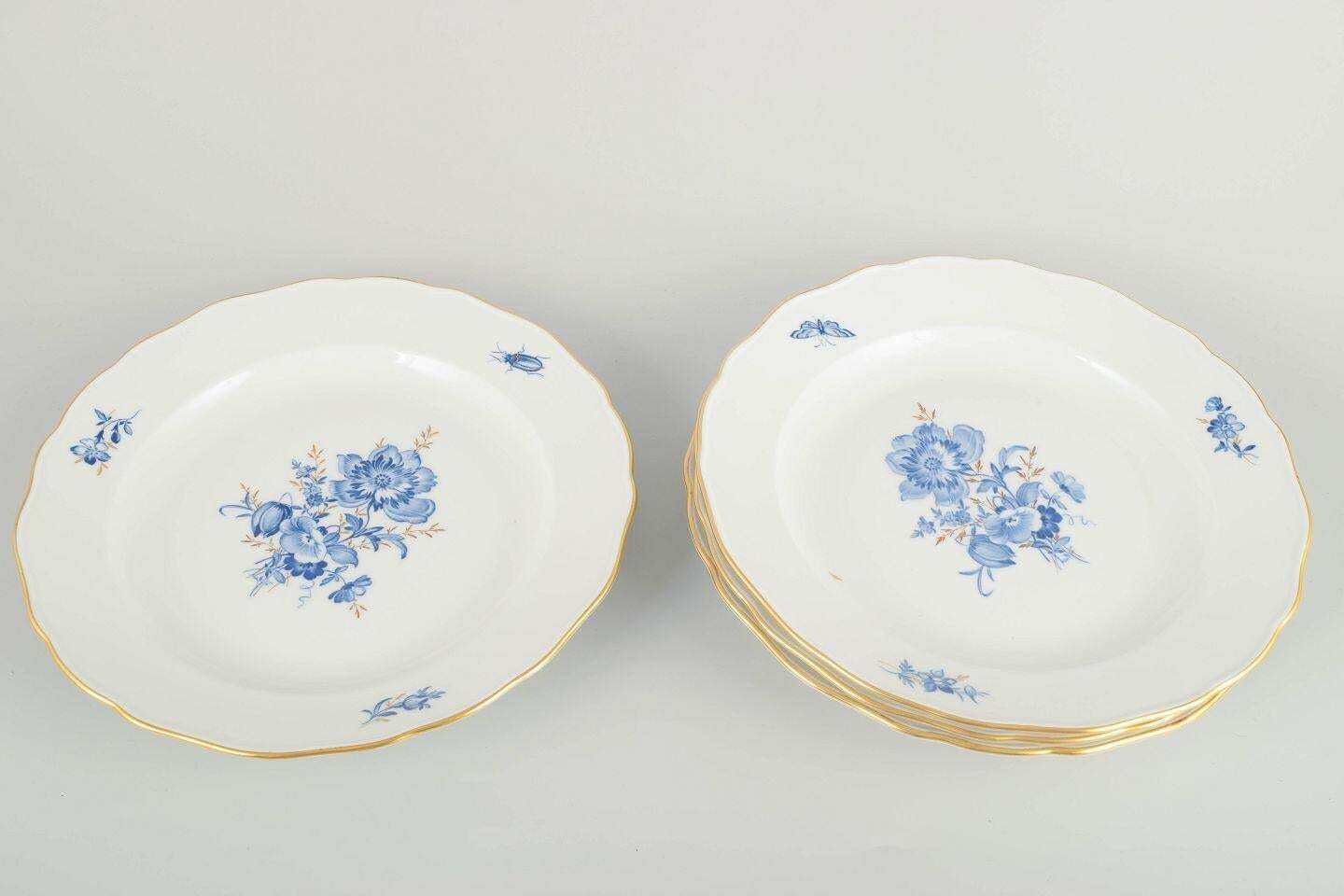 Meissen. 4 assiettes de table en porcelaine à motifs floraux bleus et liseré doré. photo furniture