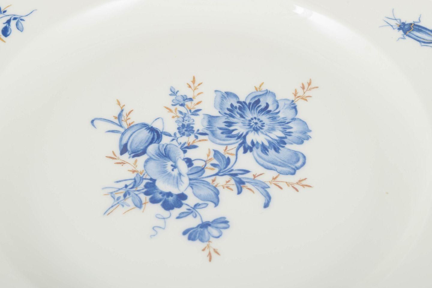 Meissen. 4 Porseleinen Dinerborden Met Blauwe Bloemenmotieven En Vergulde Rand. photo for sale