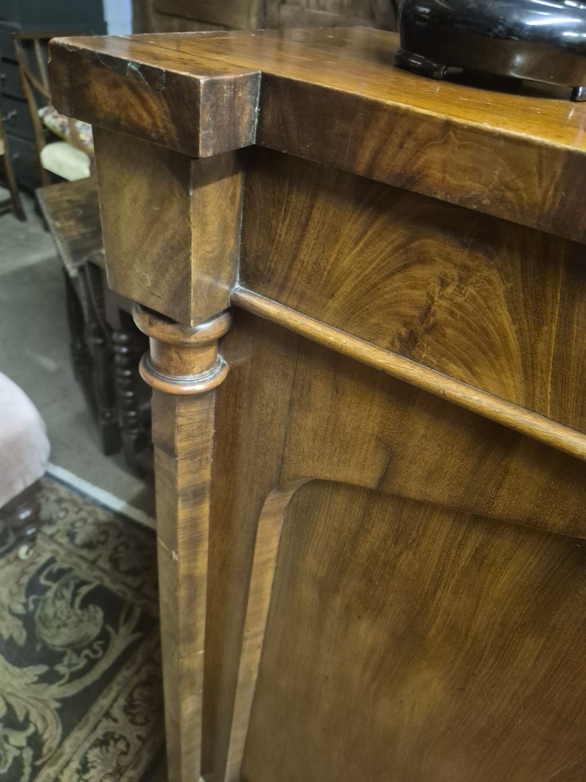 photo vintage Victorian Flame Mahogany Cupboard
