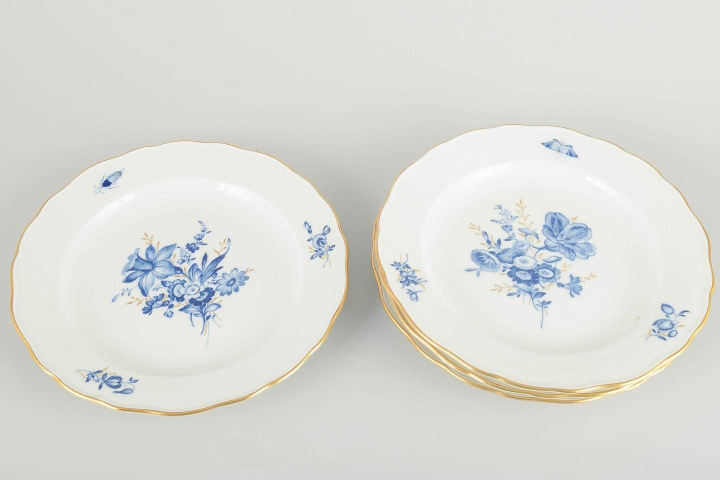 Meissen. 4 assiettes à déjeuner en porcelaine à motifs floraux bleus et liseré doré. photo furniture