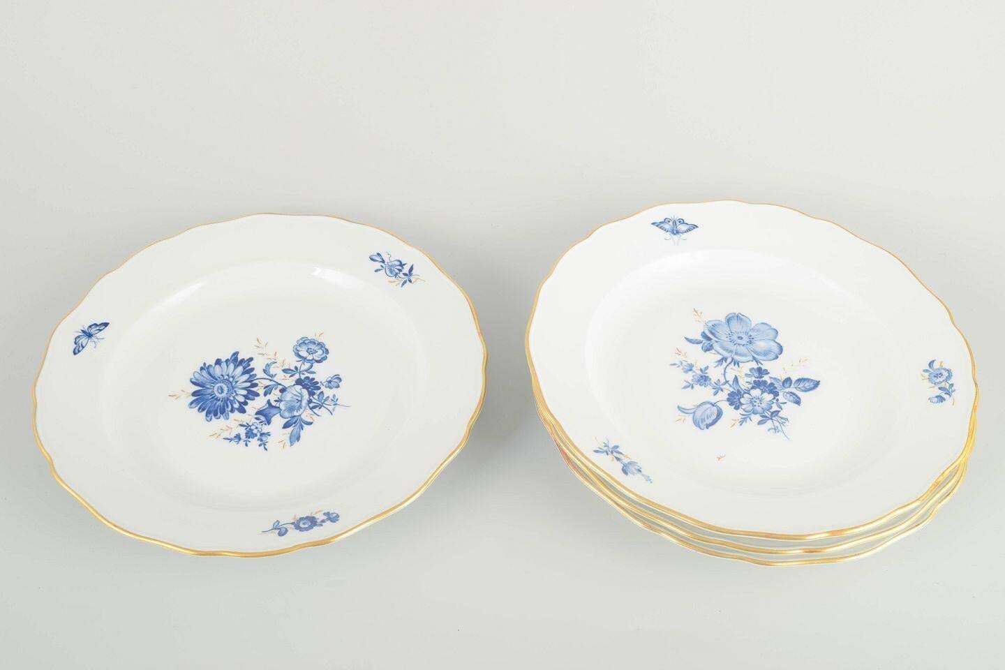 Meissen. 4 assiettes de table en porcelaine à motifs floraux bleus et liseré doré. photo furniture