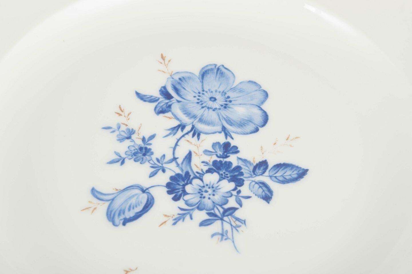 Meissen. 4 Porseleinen Dinerborden Met Blauwe Bloemenmotieven En Vergulde Rand. photo for sale