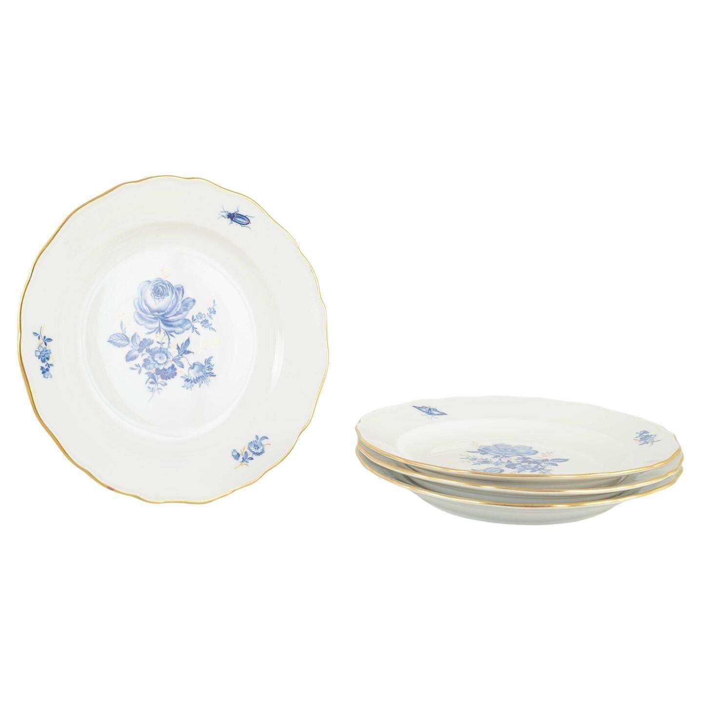 Meissen. 4 Porseleinen Dinerborden Met Blauwe Bloemenmotieven En Vergulde Rand.
