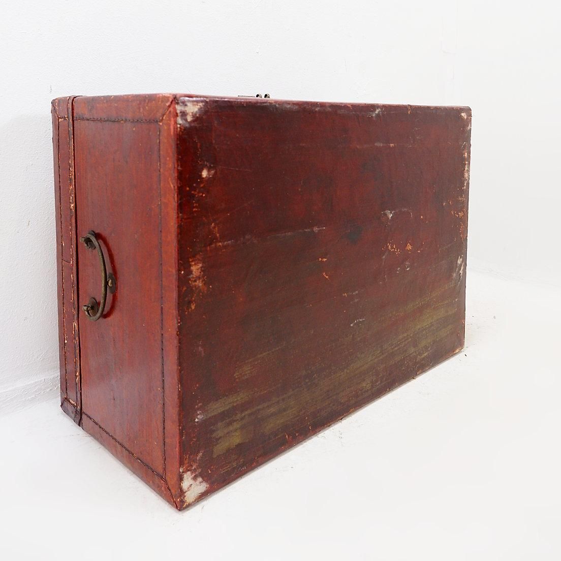 photo vintage Early 20th Century Chinese Red Lacquered Leather Trunk