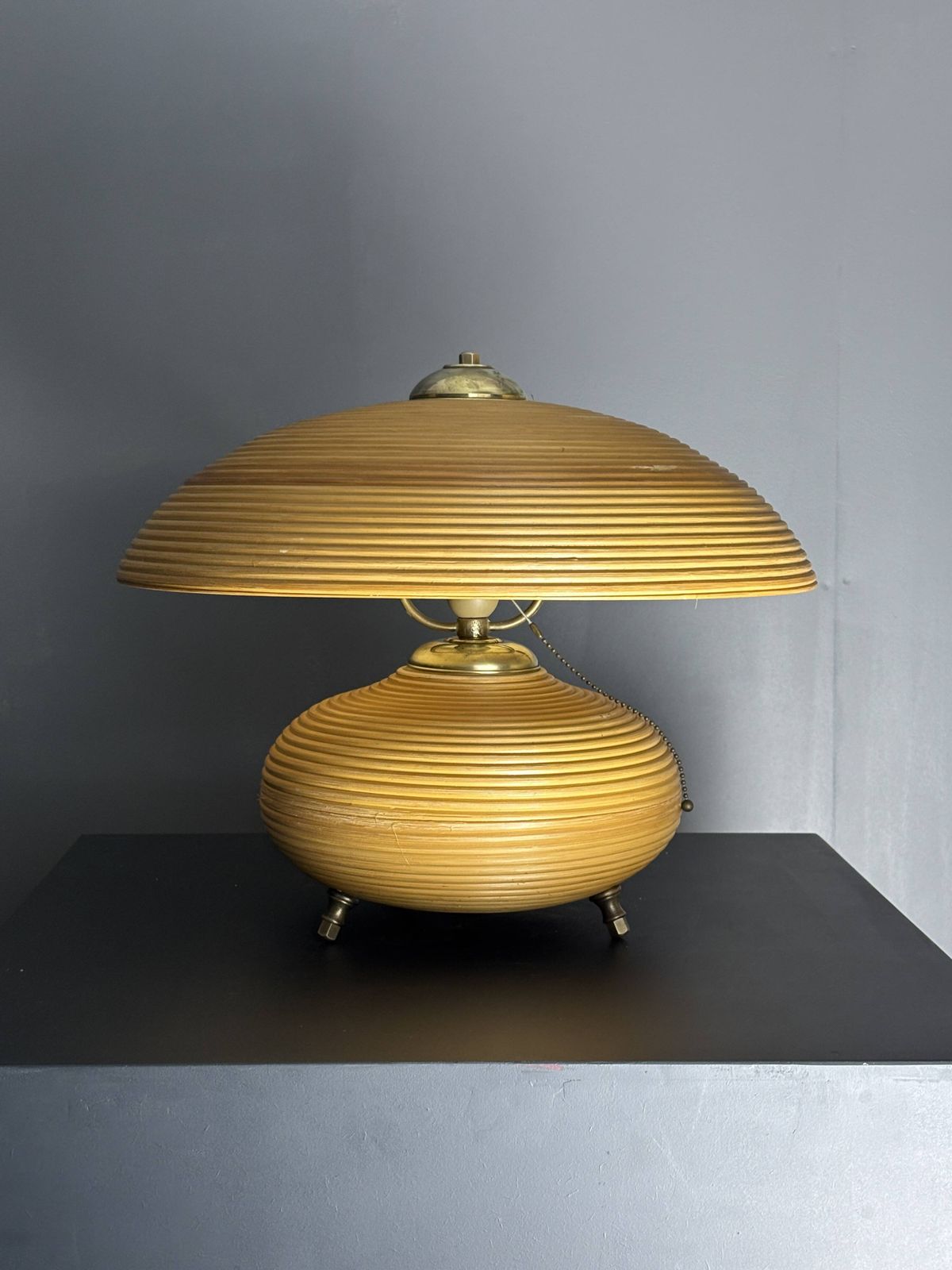 Lampe de table en rotin jonc crayon et laiton, abat-jour champignon, Italie, années 1970 photo vinterior