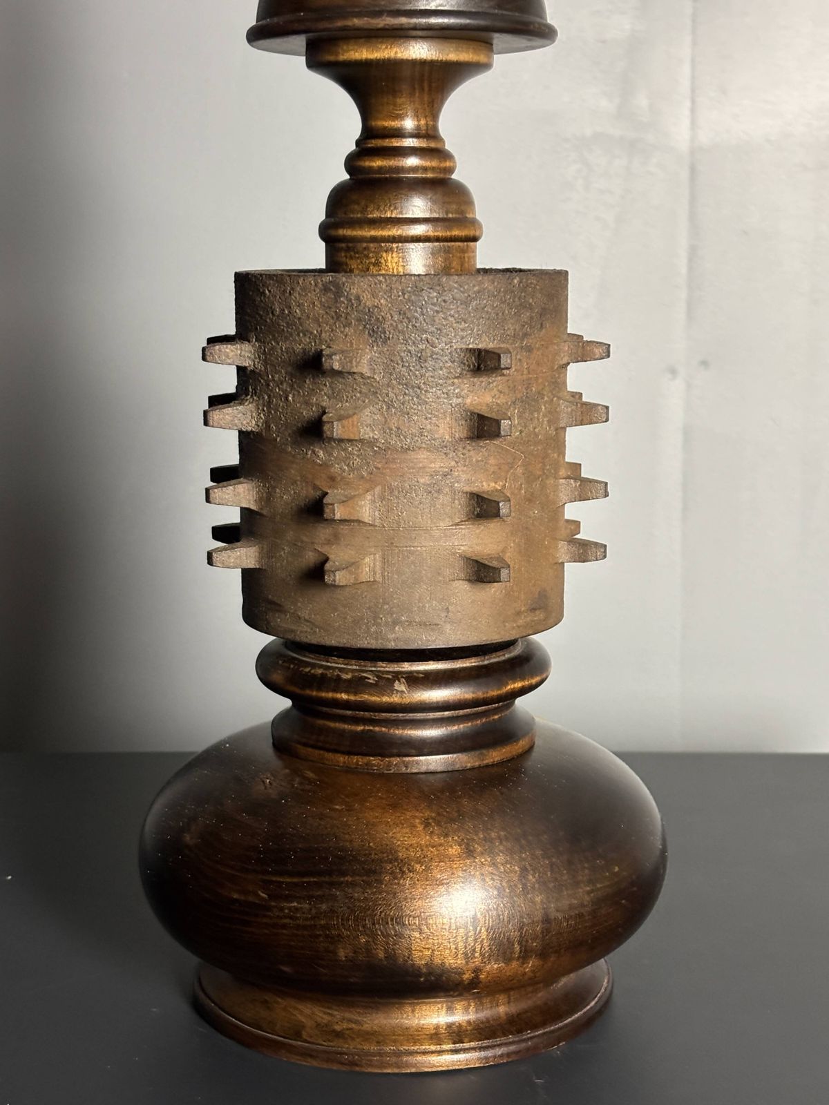 photo for sale Grande lampe de table brutaliste en bois tourné et fonte, années 1960