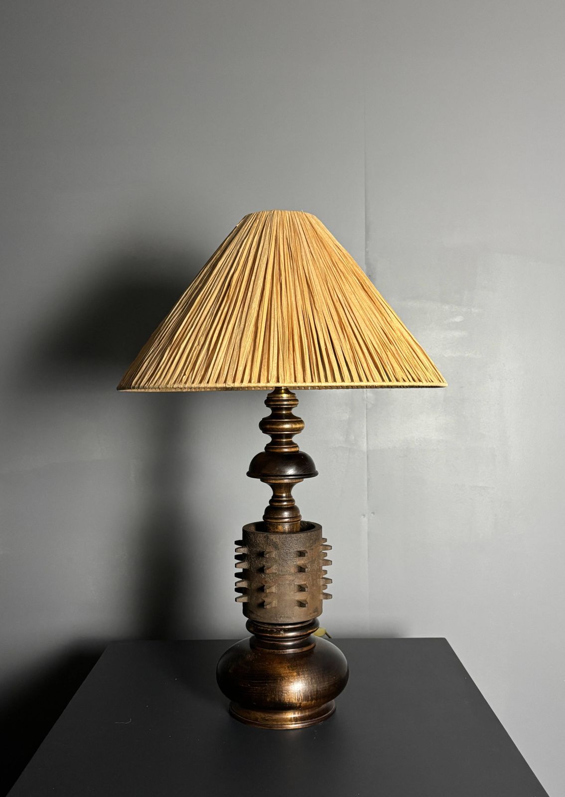 642.0 Grande lampe de table brutaliste en bois tourné et fonte, années 1960 photo