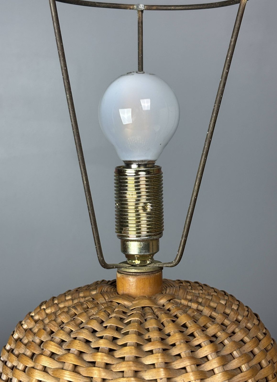 photo vinterior Page 1 sur 16 - Lampe de table mid-century en rotin et osier, forme champignon, années 1950