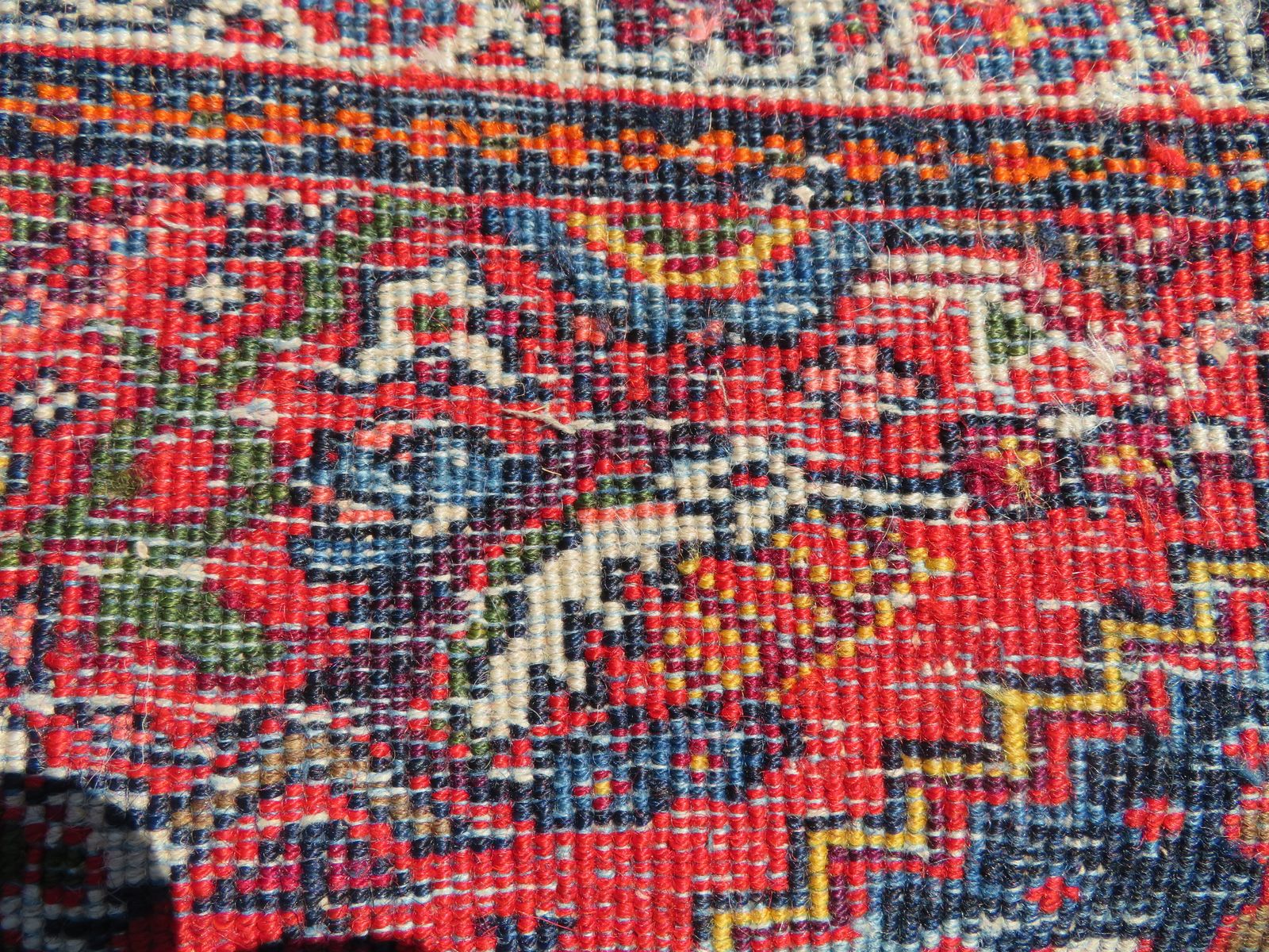 photo vintage Fine Antique Rug. 204cm X 130cm