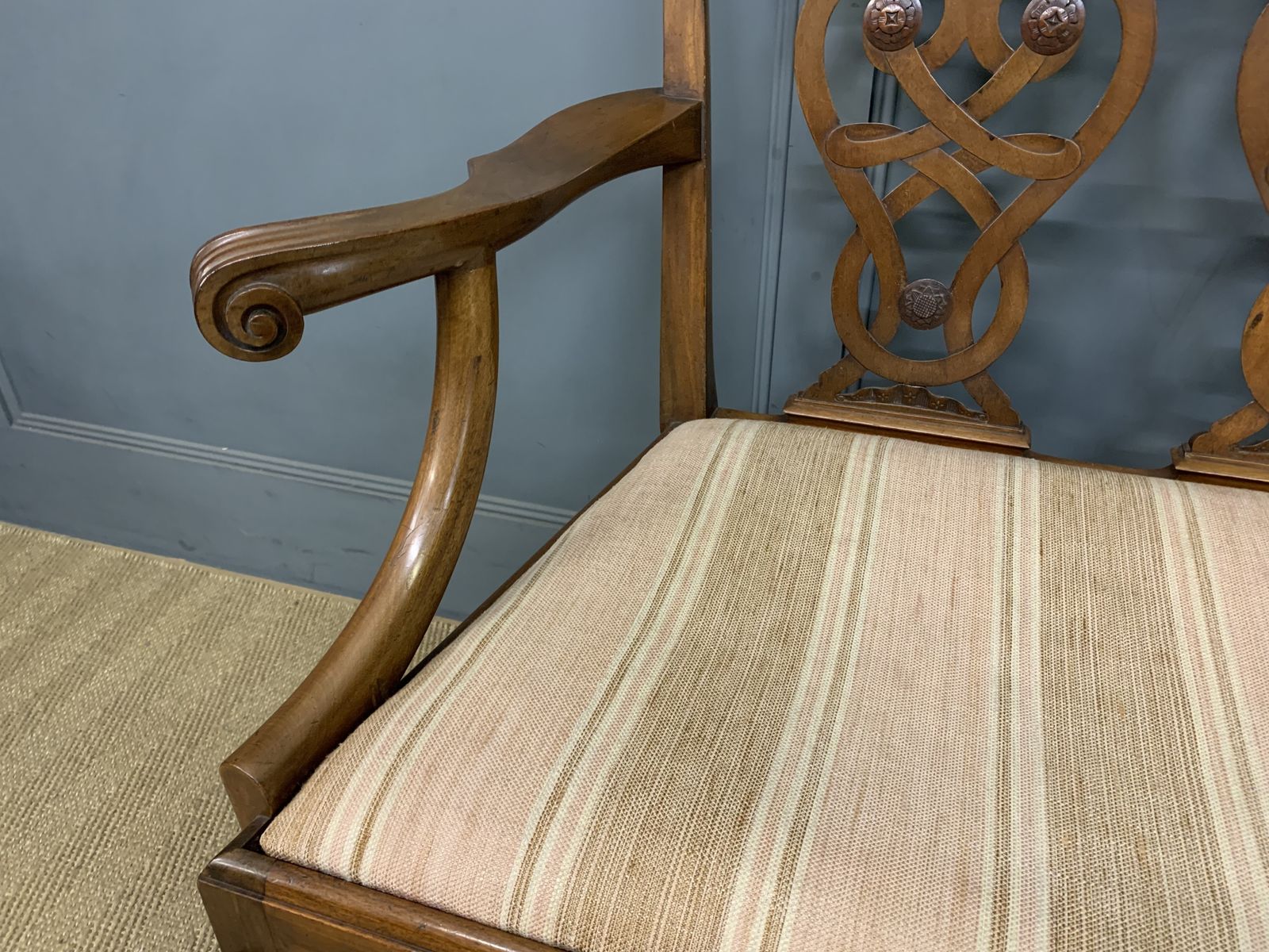 1250.0 Chippendale Style Carved Mahogany Settee photo