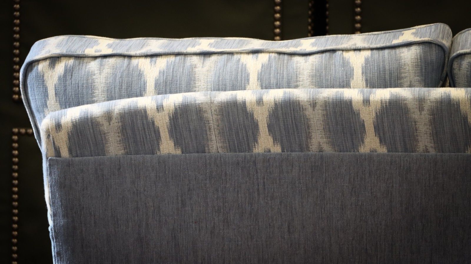 photo vintage Peter Dudgeon 3 Seater Connaught Grand Sofa Jane Churchill Fontane Blue Linen 🚚