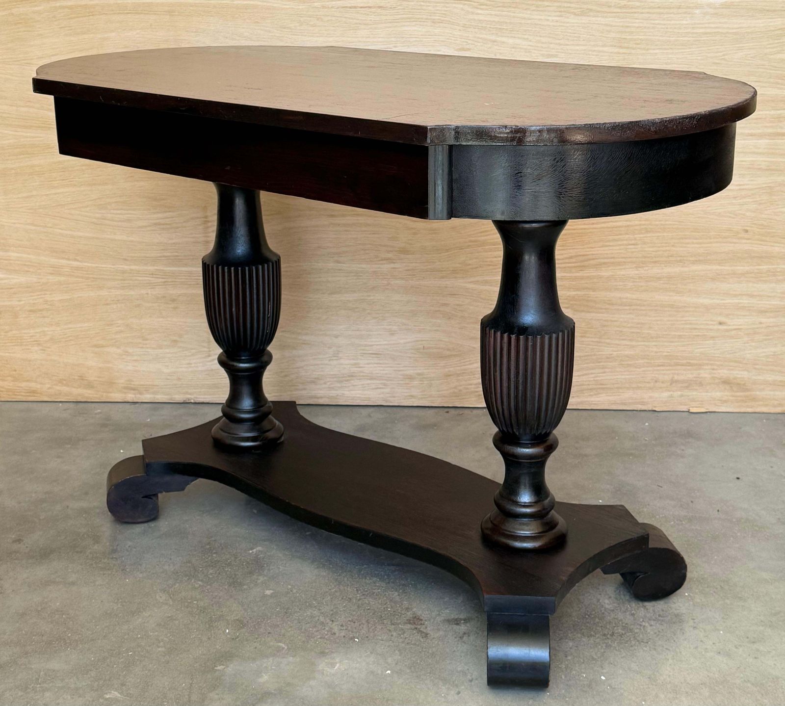 Table de jeu ou bureau américain de style Federal en noyer sculpté, New York, vers 1810 photo 2470.0