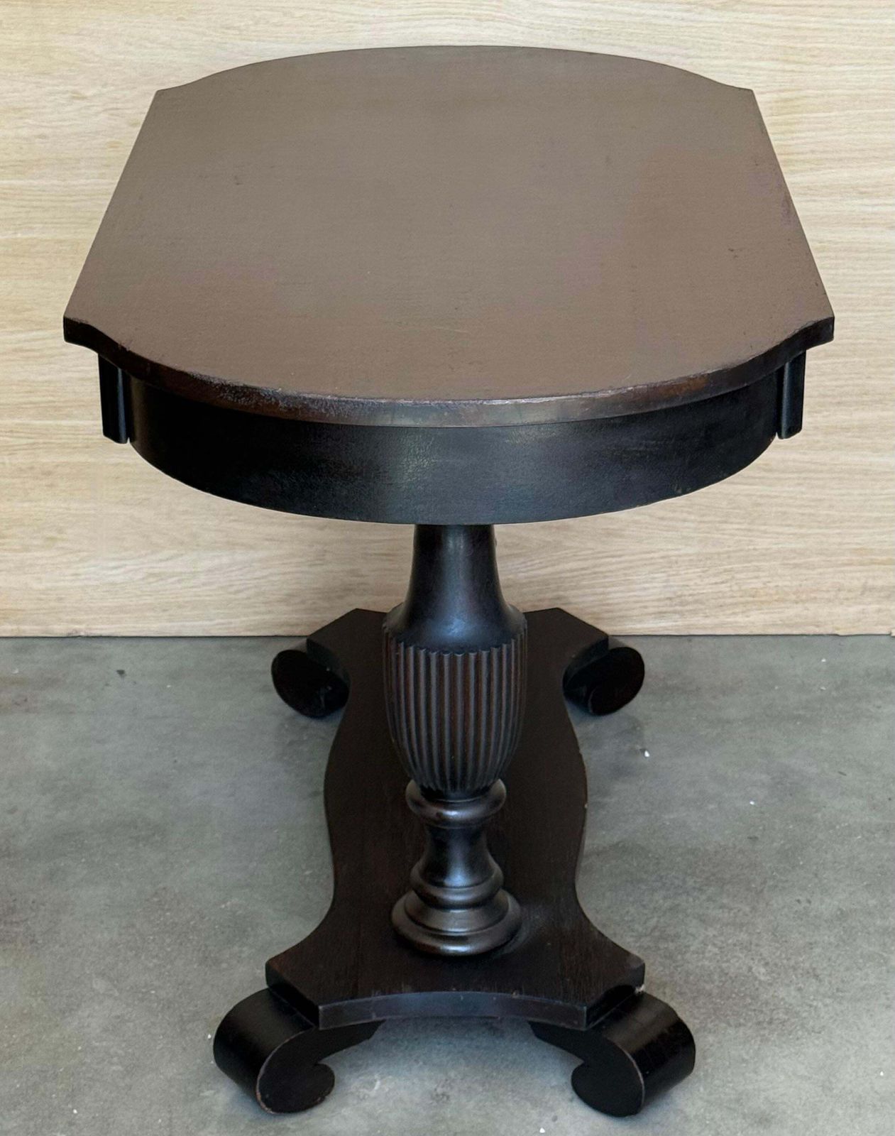 Table de jeu ou bureau américain de style Federal en noyer sculpté, New York, vers 1810 photo buy