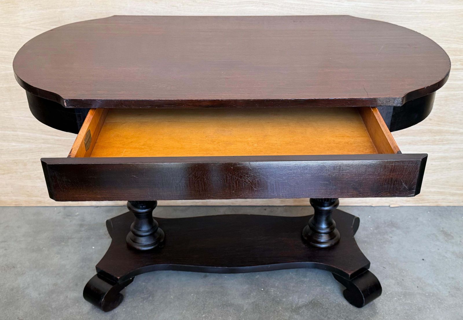 Table de jeu ou bureau américain de style Federal en noyer sculpté, New York, vers 1810 photo vintage