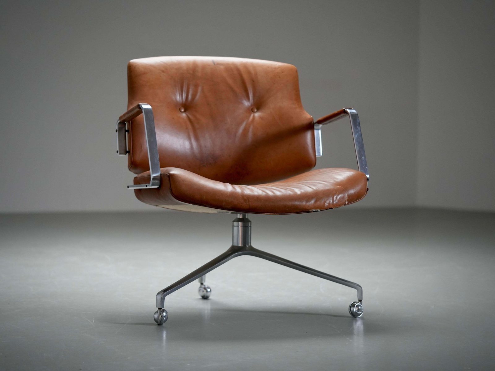 Fk84 Bureaustoelen Door Fabricius En Kastholm In Cognackleurig Leer, Denemarken, Jaren 1960 photo for sale